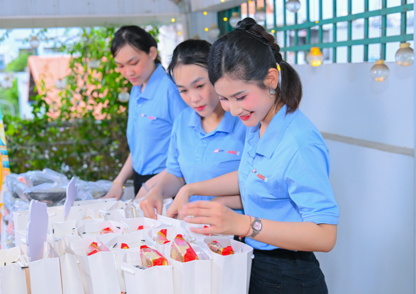 ABCVIP & ABC8 – “ĐÊM TRĂNG SẺ CHIA” LAN TỎA YÊU THƯƠNG